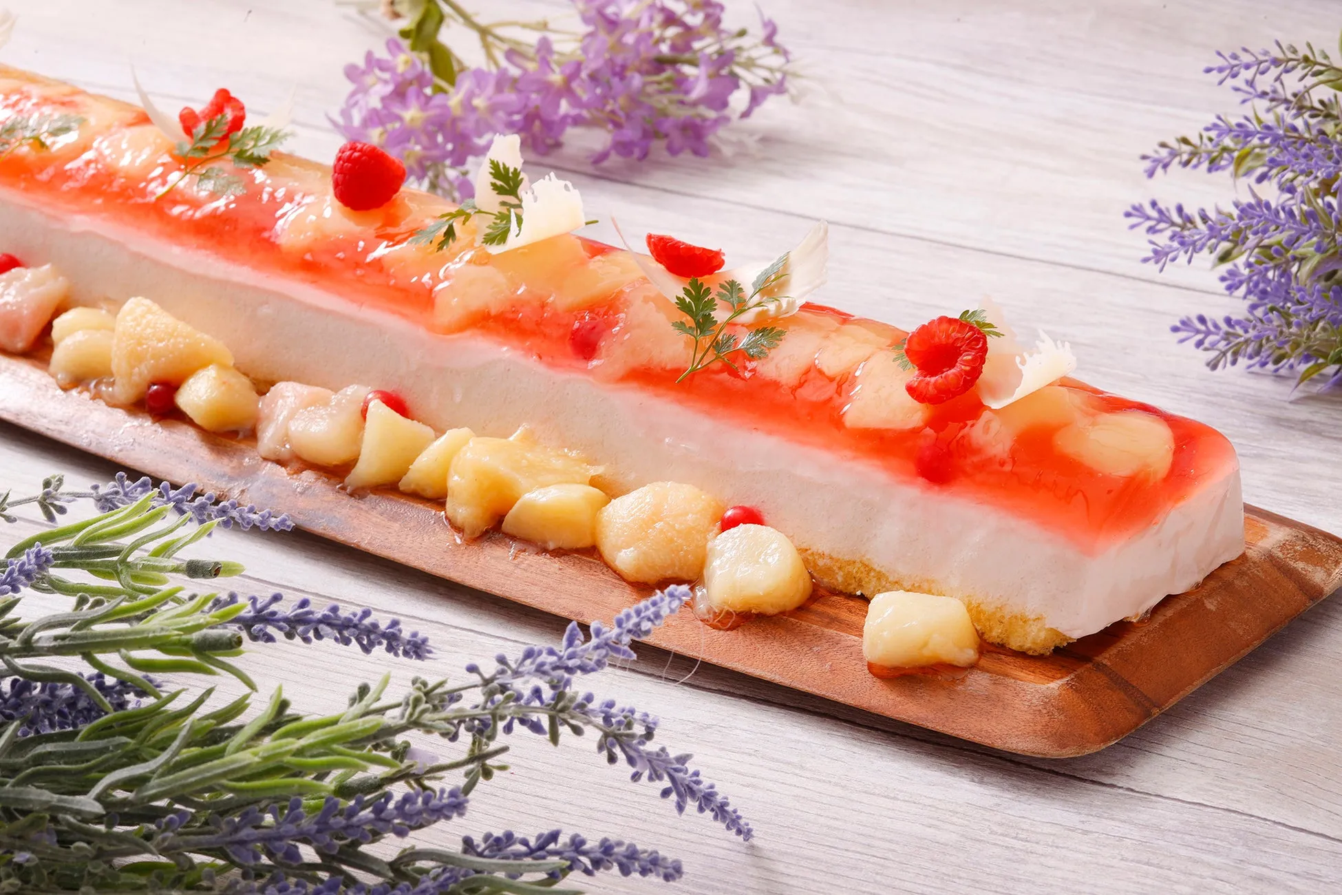 ラズベリーとフルーツがトッピングされたデザートケーキ