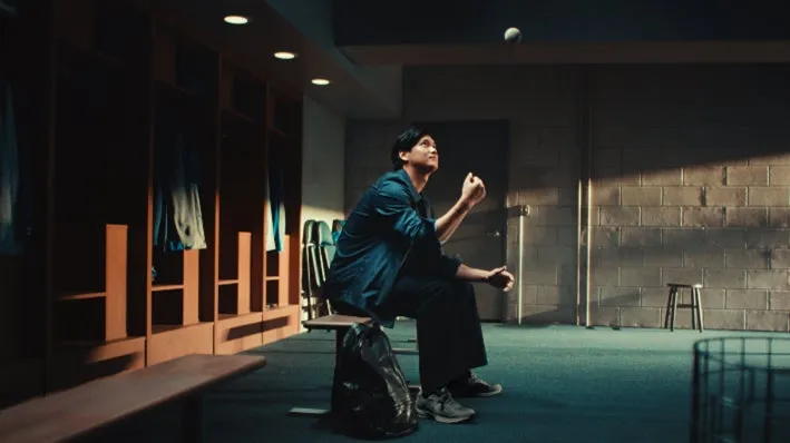 ロッカールームで野球ボールをジャグリングする男性