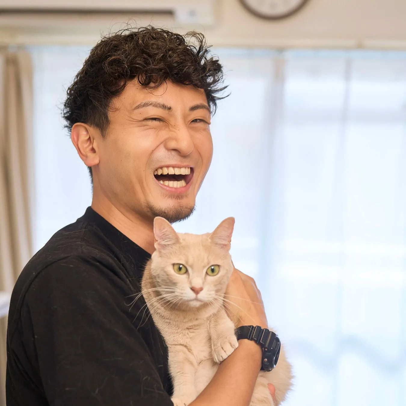 男性と猫