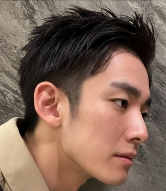 髪をセットした男性の顔のアップ