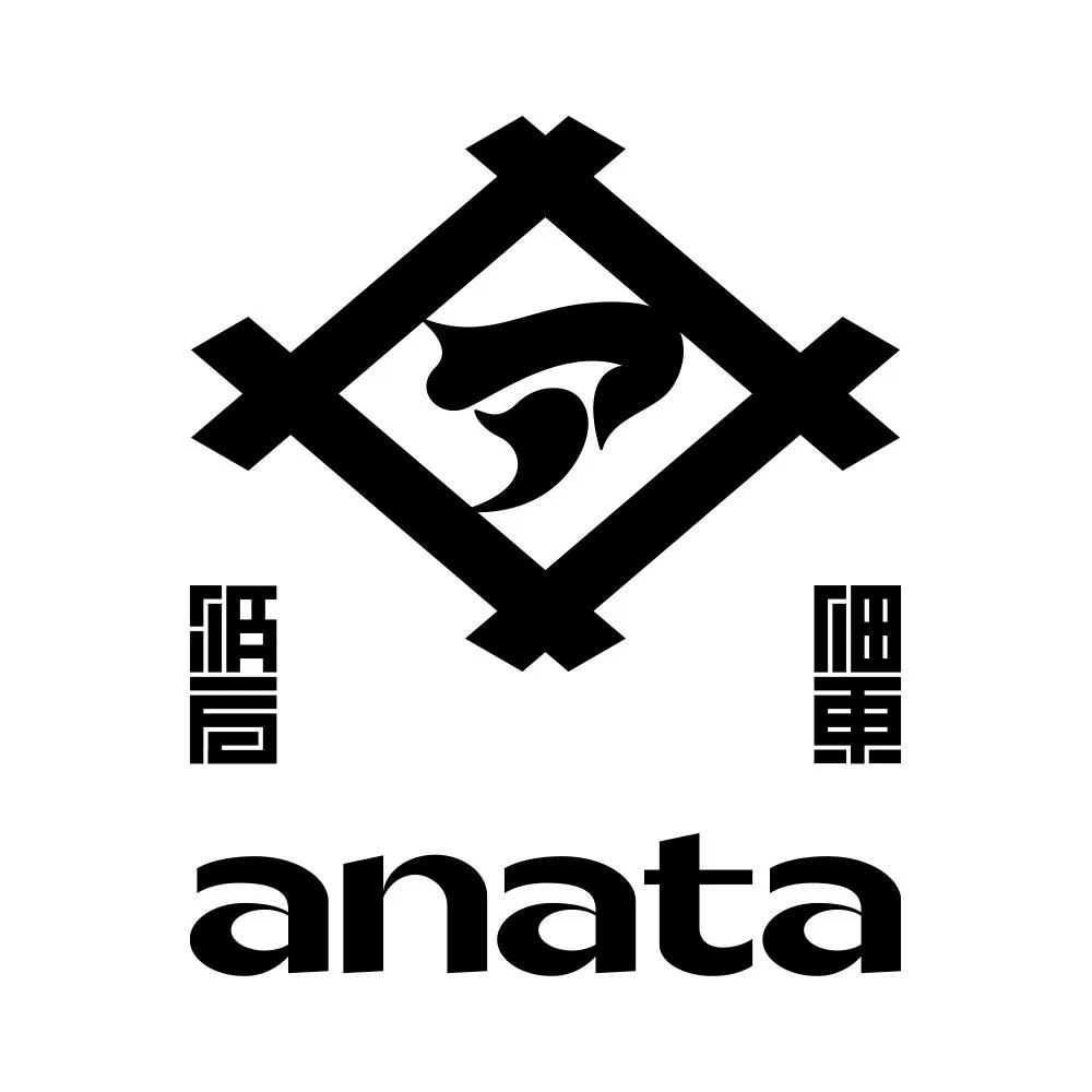 白い背景に、菱形の中に曲線的な模様が描かれ、その上下に漢字と「anata」の文字が配置されたモノクロの画像。