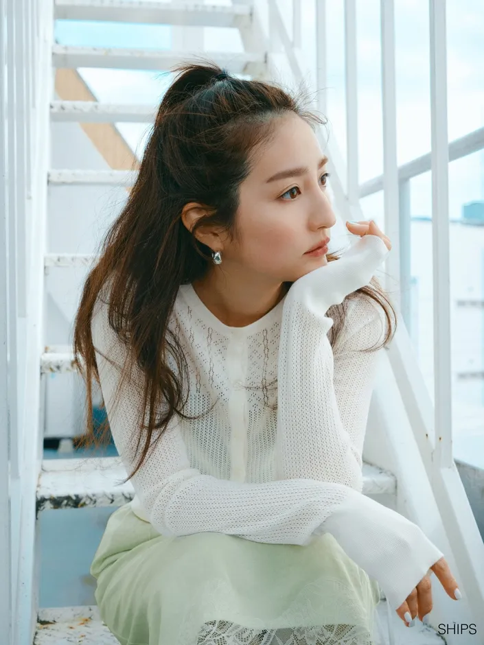 階段に座って物思いにふける女性