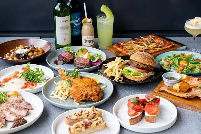 テーブルいっぱいに料理が並べられた写真。