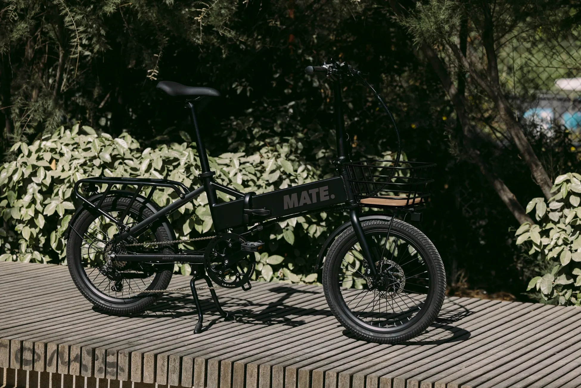 黒色の折りたたみ電動アシスト自転車