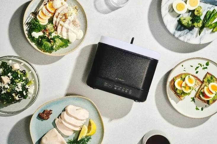 様々な料理が並ぶ食卓