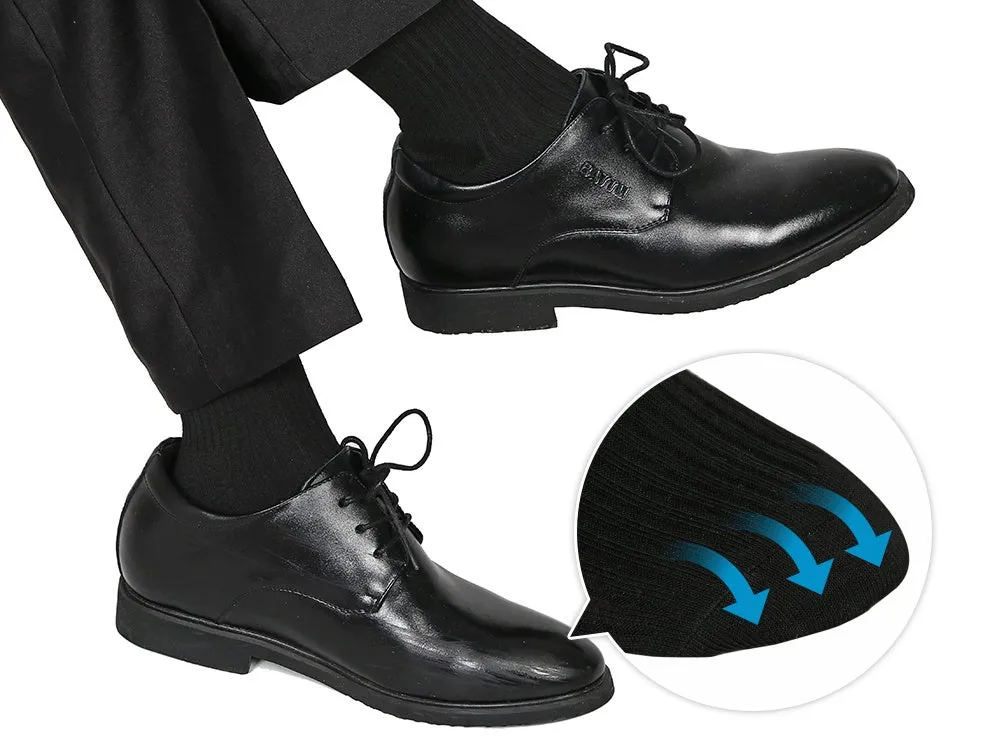 光沢のある革靴と、そこに合わせたIGRESSの靴下のクローズアップ