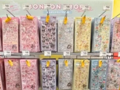 お店に並んだ様々なデザインのシールが写っている写真です。