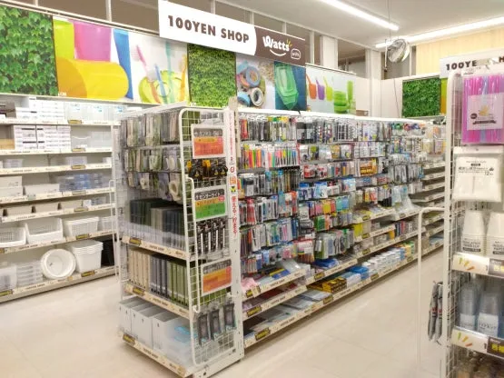 100円ショップ店内