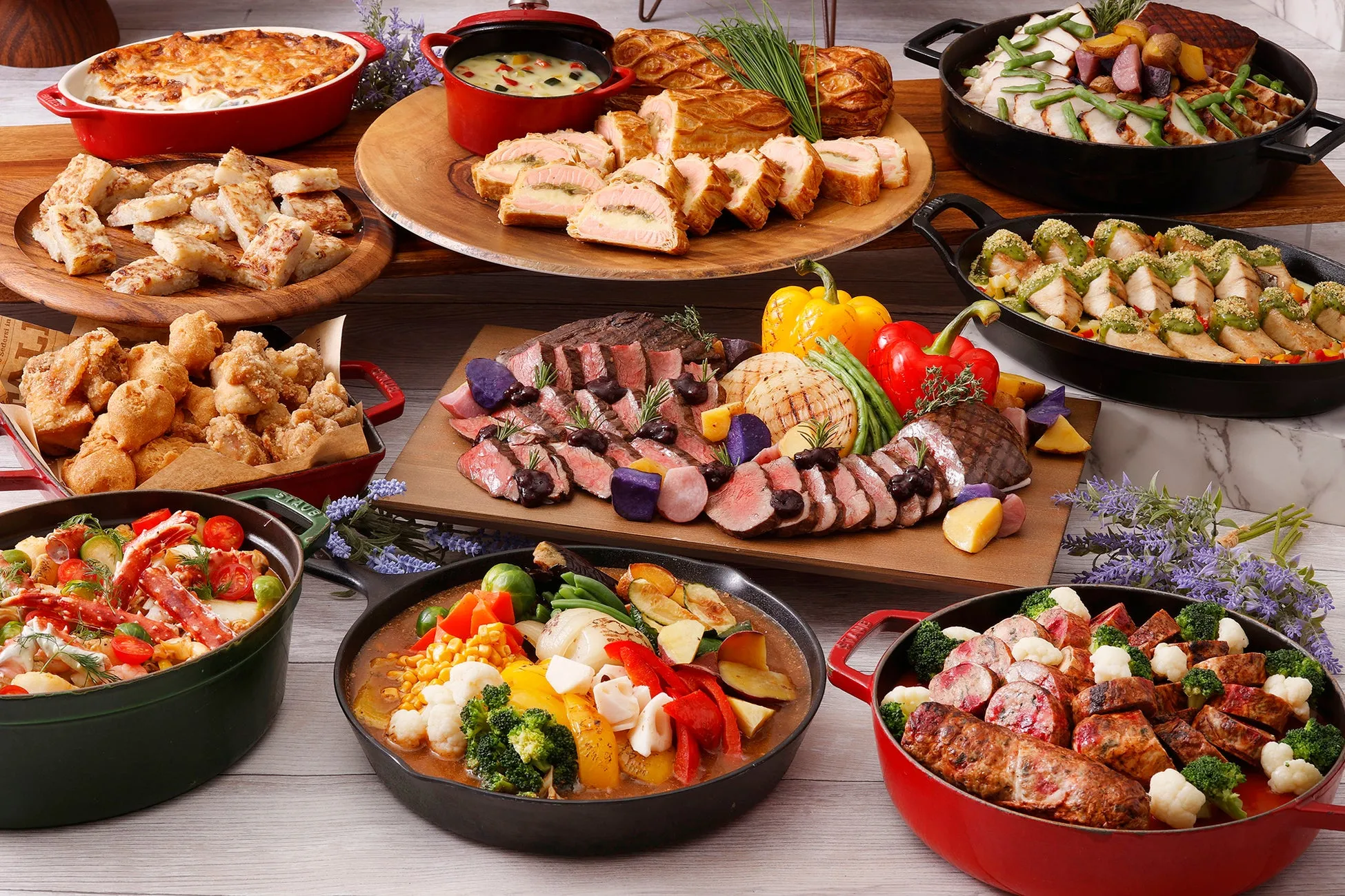 様々な料理がテーブルに並べられた写真