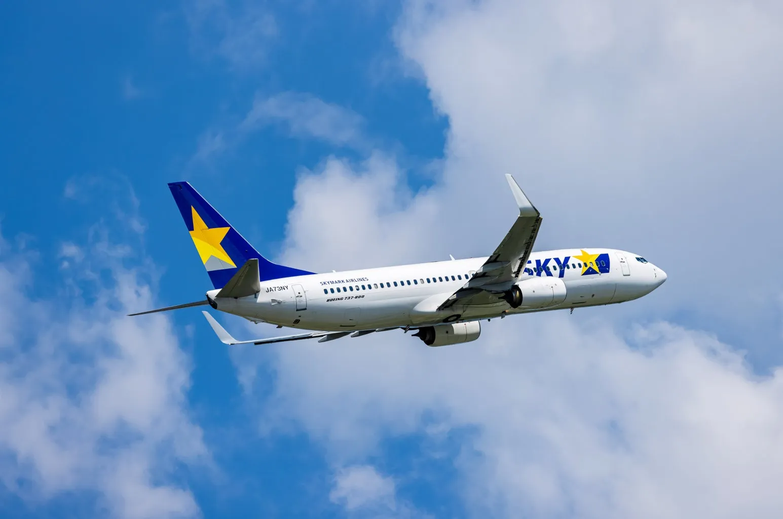 青空を飛行するスカイマークのボーイング737-800型旅客機