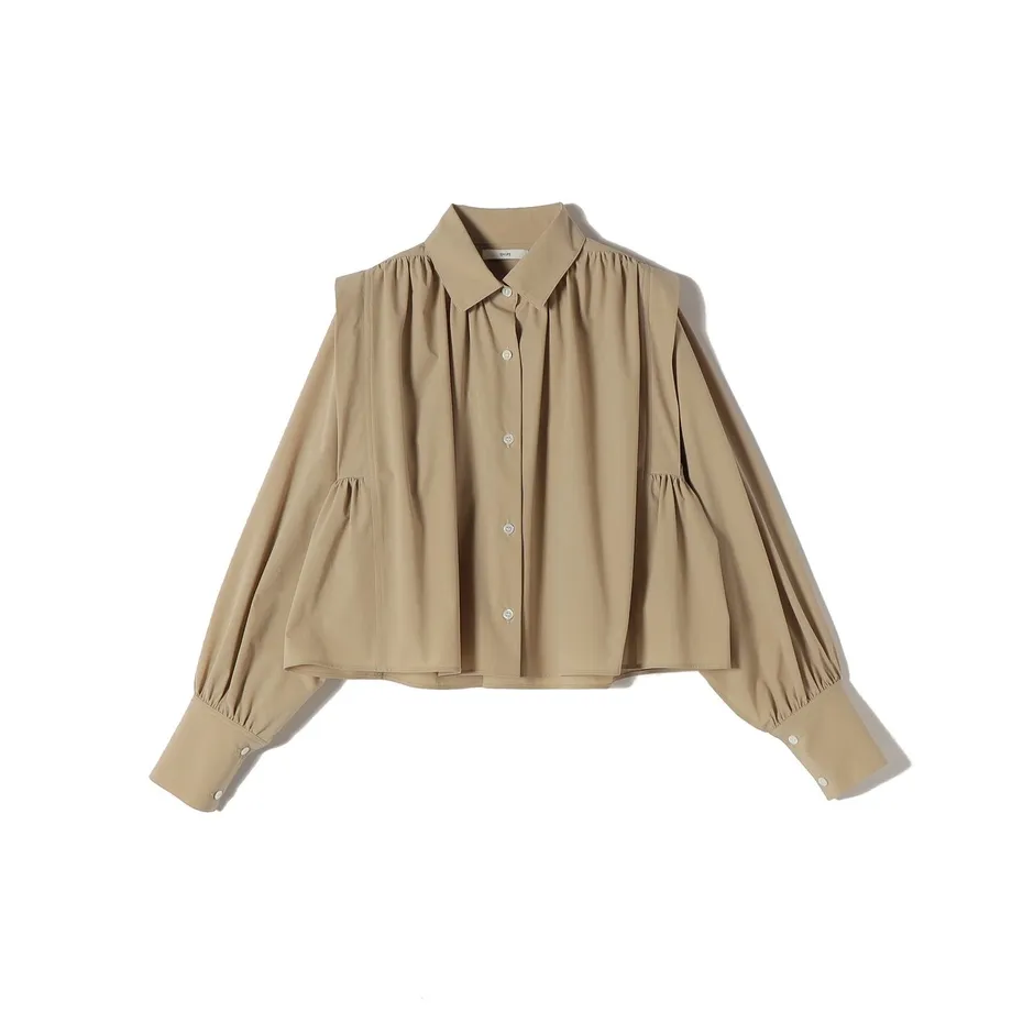 ベージュ色の長袖シャツ