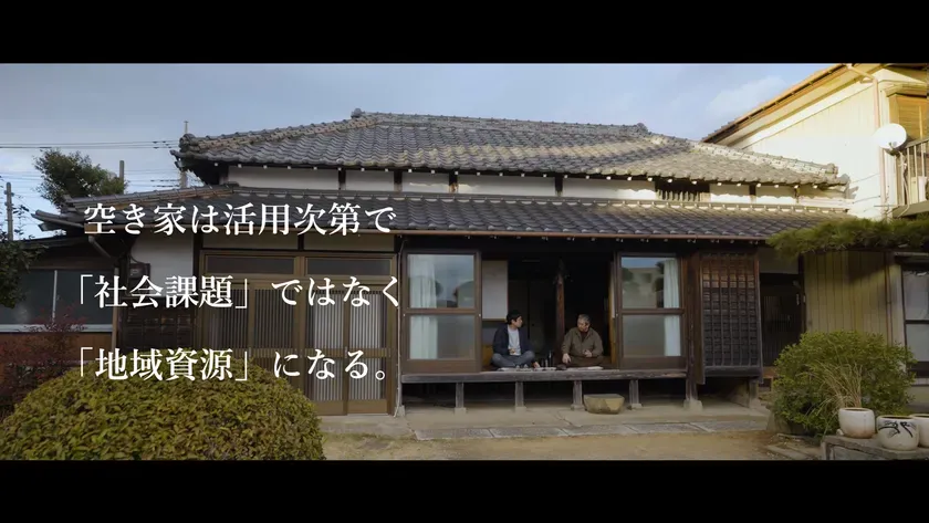 古民家の軒先で話をする二人の男性