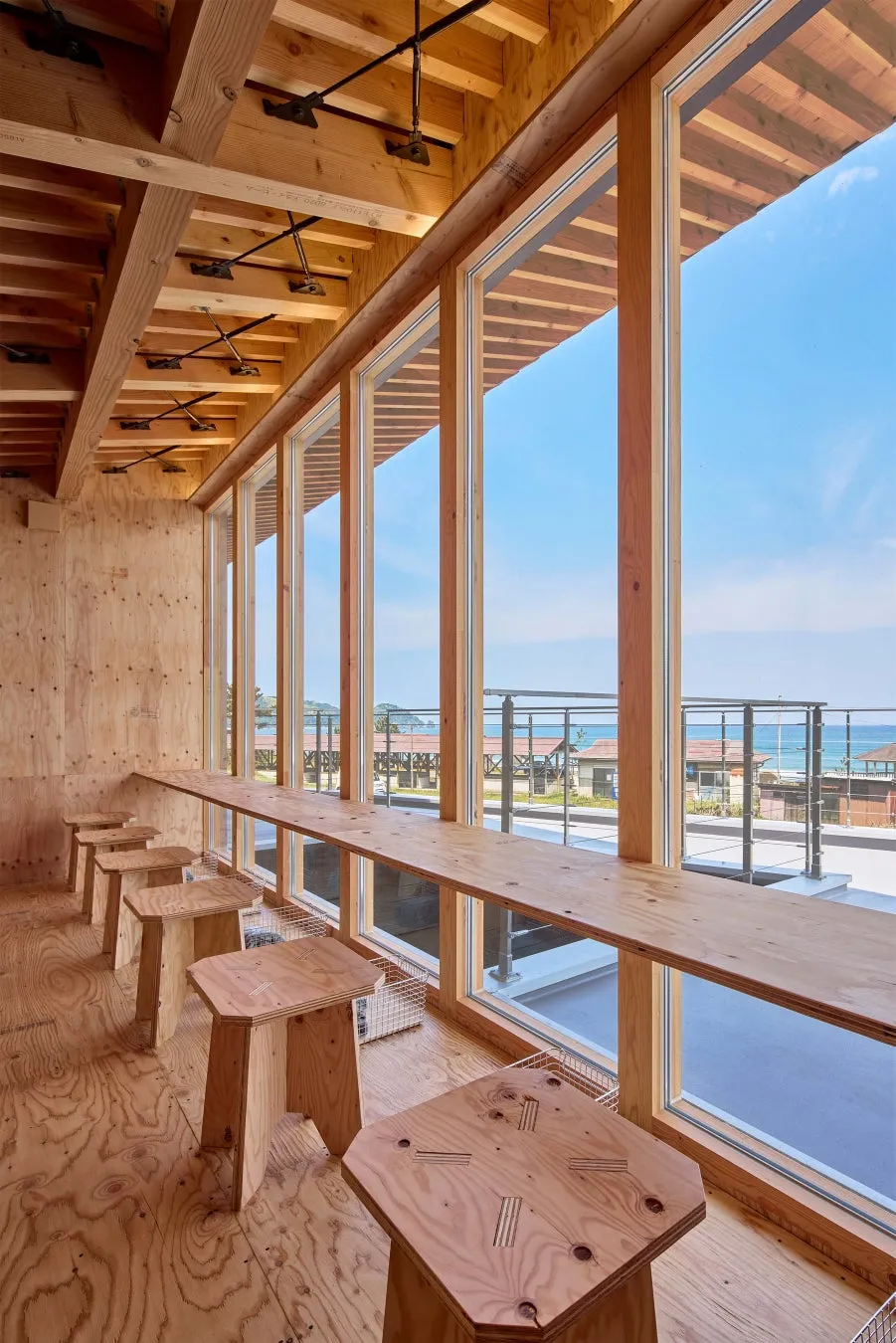 木材をふんだんに使用したカフェ内装