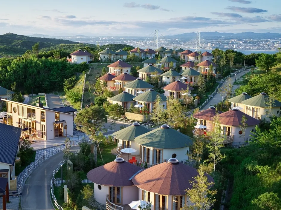 丘の上に立つユニークな形の宿泊施設
