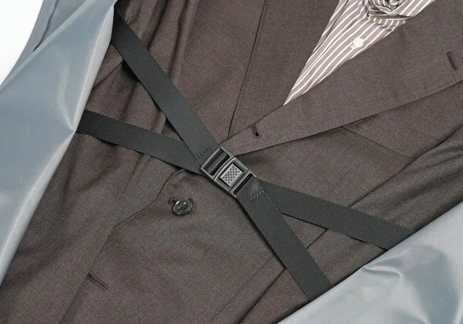 スーツの裾を固定するクリップ