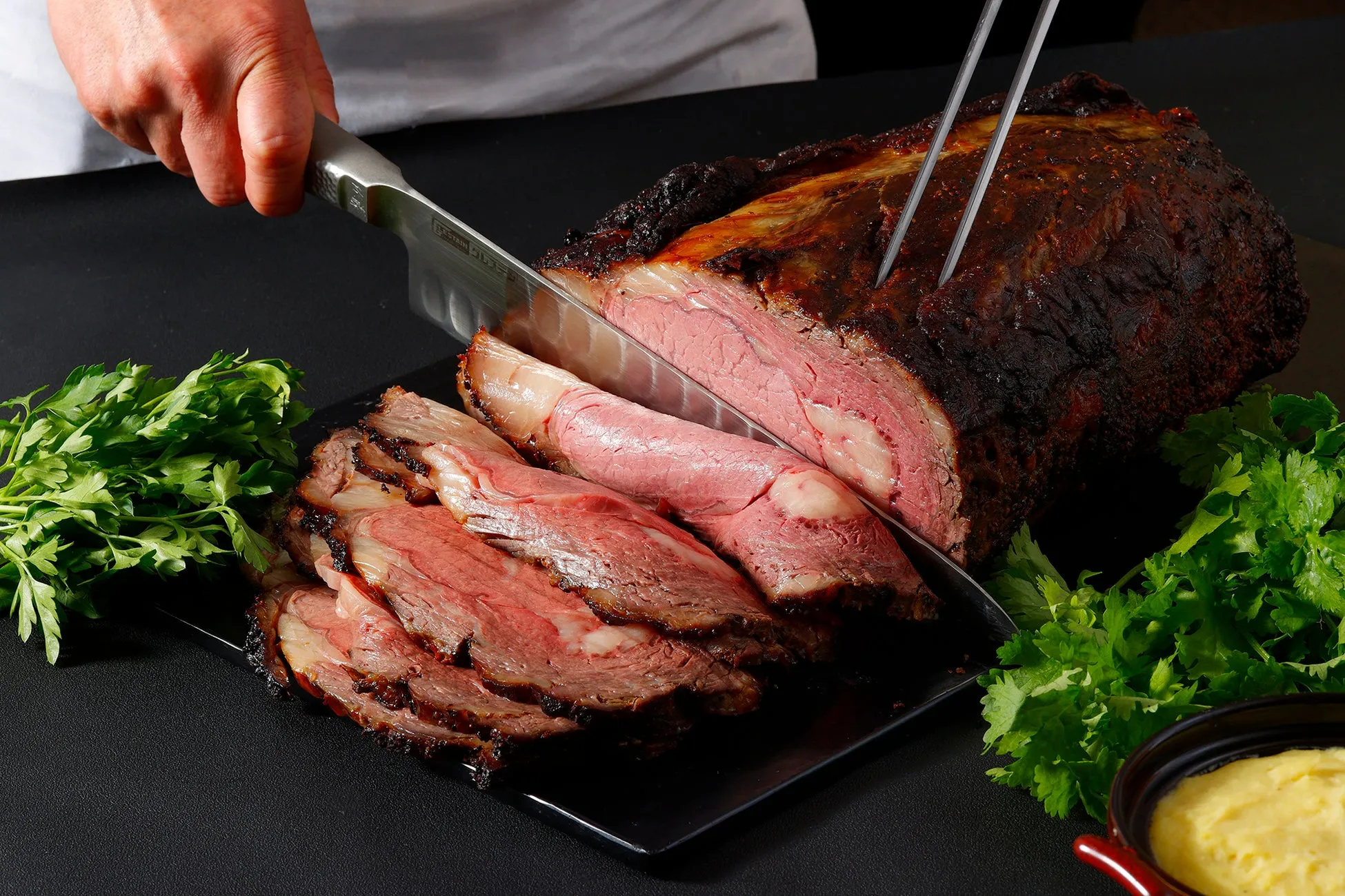 焼かれたローストビーフが切られている様子