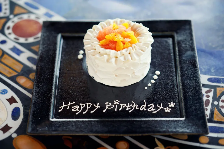 Happy Birthdayの文字が添えられたケーキ