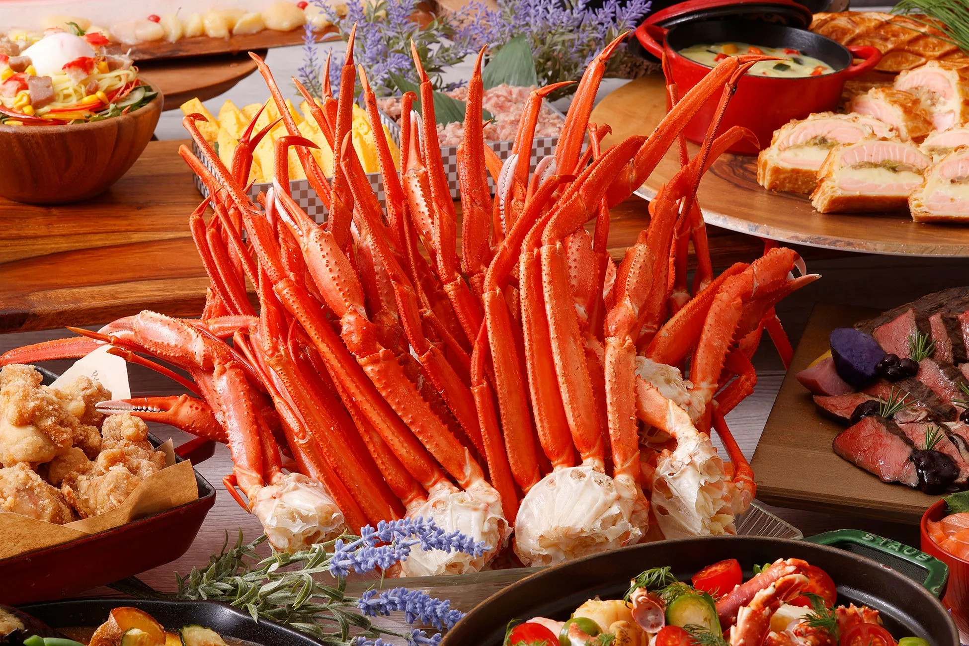 カニ料理がメインのビュッフェスタイルの料理