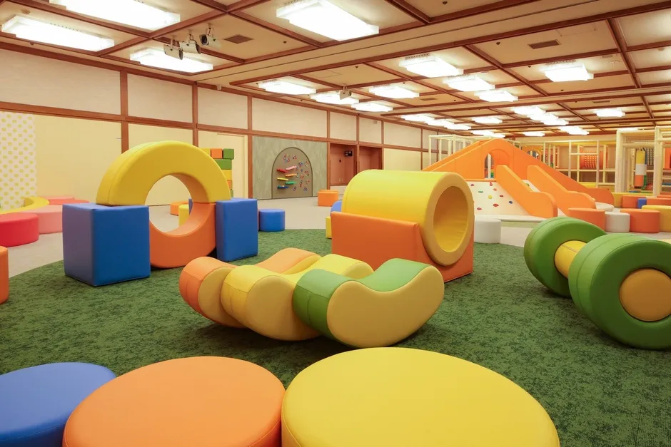 カラフルな遊具が置かれた子供向けプレイルーム