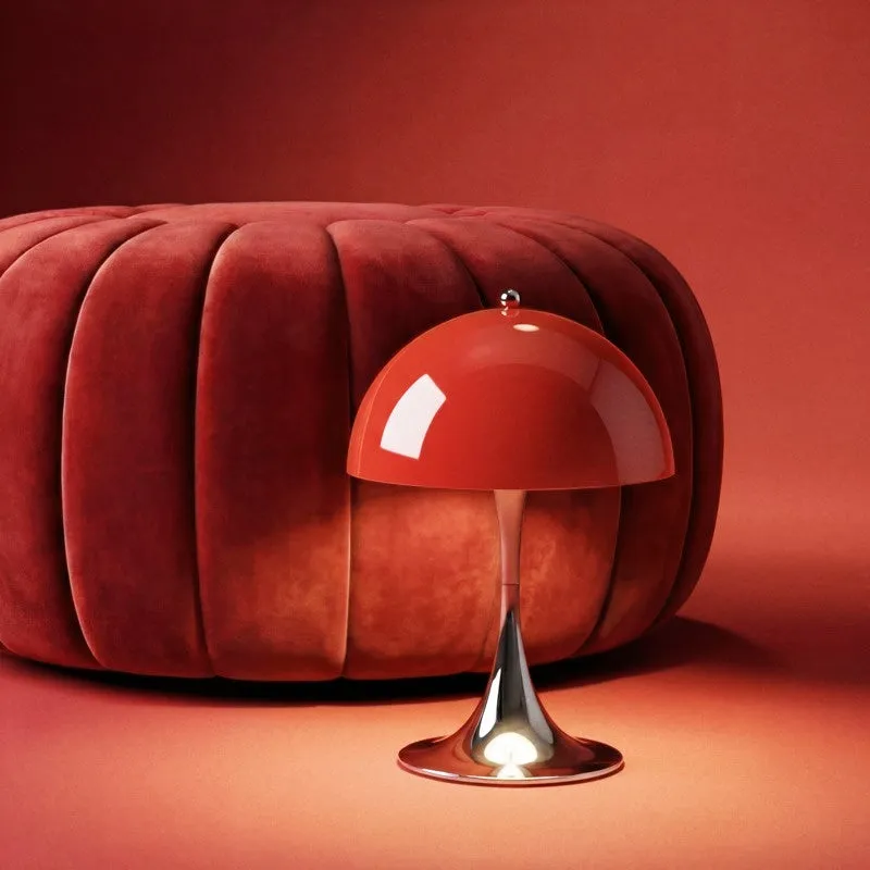 赤いランプと赤いオットマン