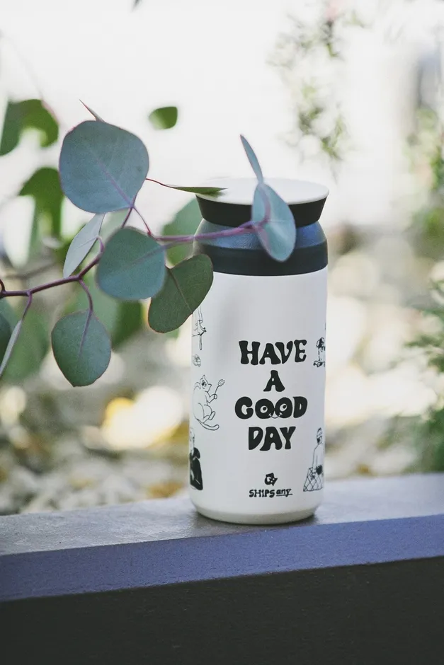 白いタンブラーに「HAVE A GOOD DAY」の文字とイラスト