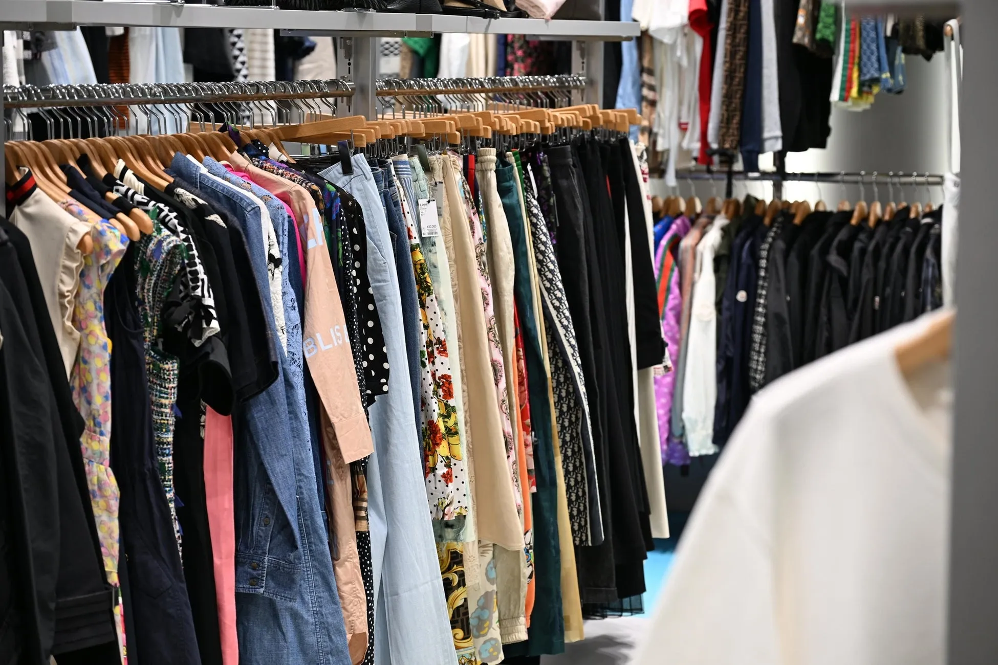 様々なデザインの洋服が並んだ店内。