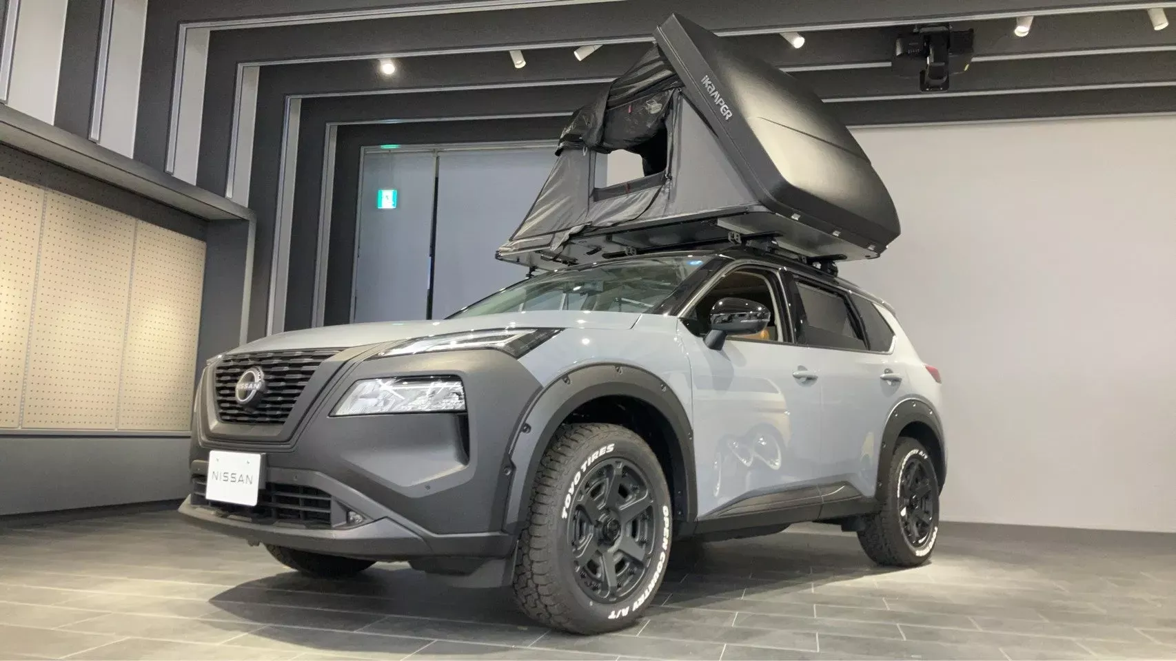 日産のSUVにルーフテントが搭載されている様子