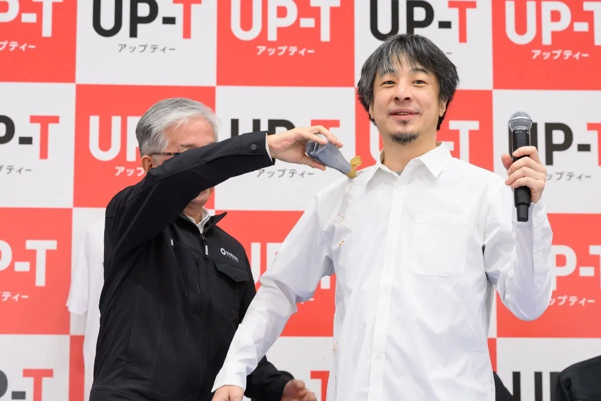 「NOTOSNOW」への醤油を弾く実演