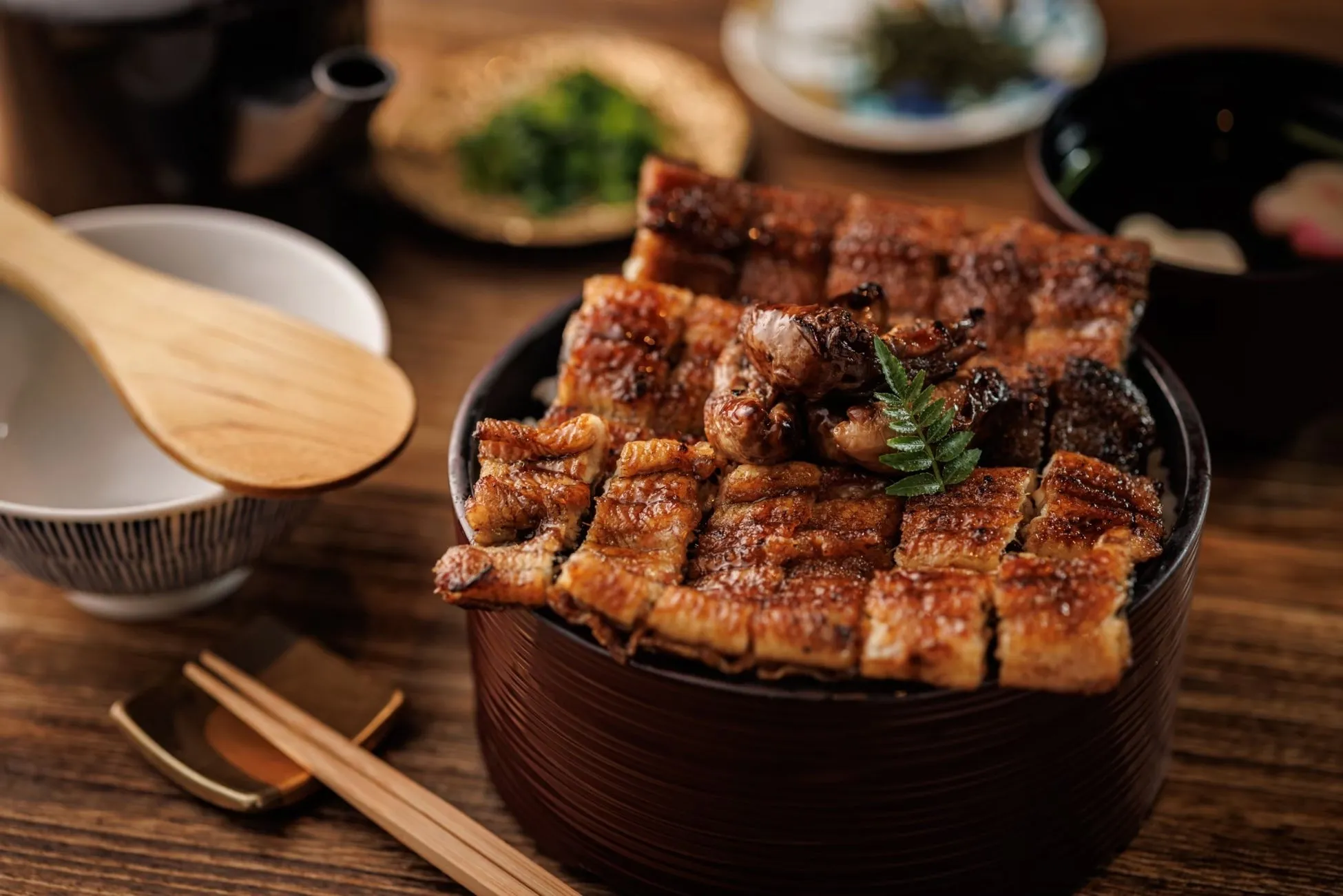 香ばしく焼き上げられたうなぎがたっぷり乗った丼