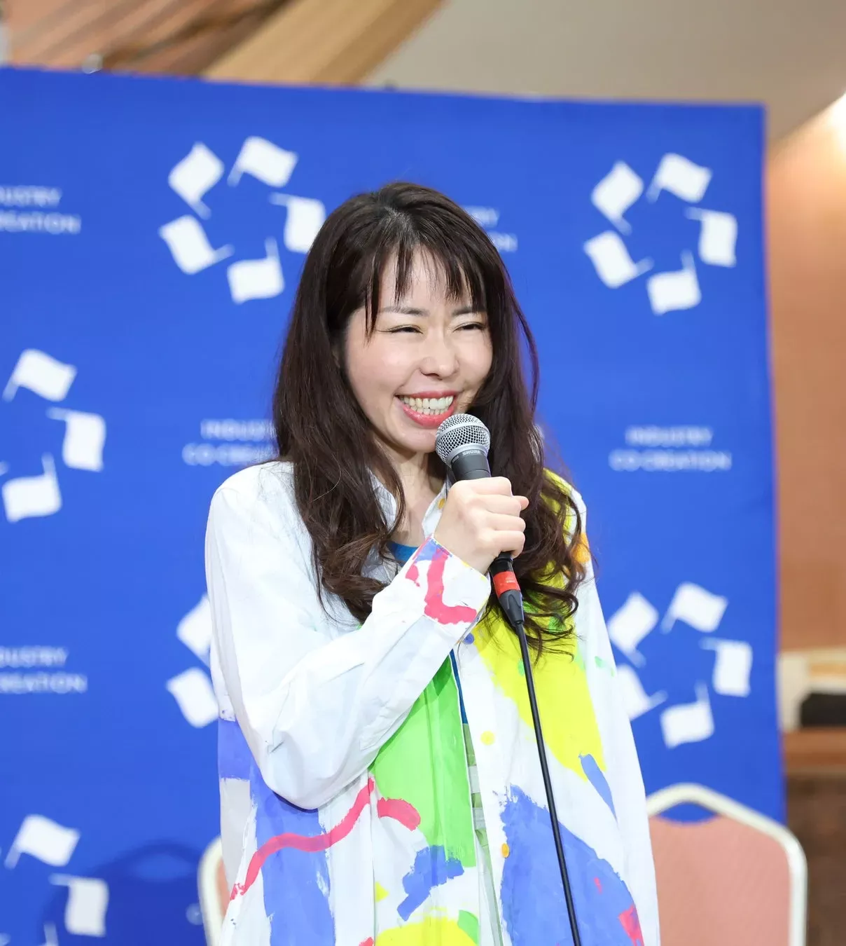 笑顔で話す女性