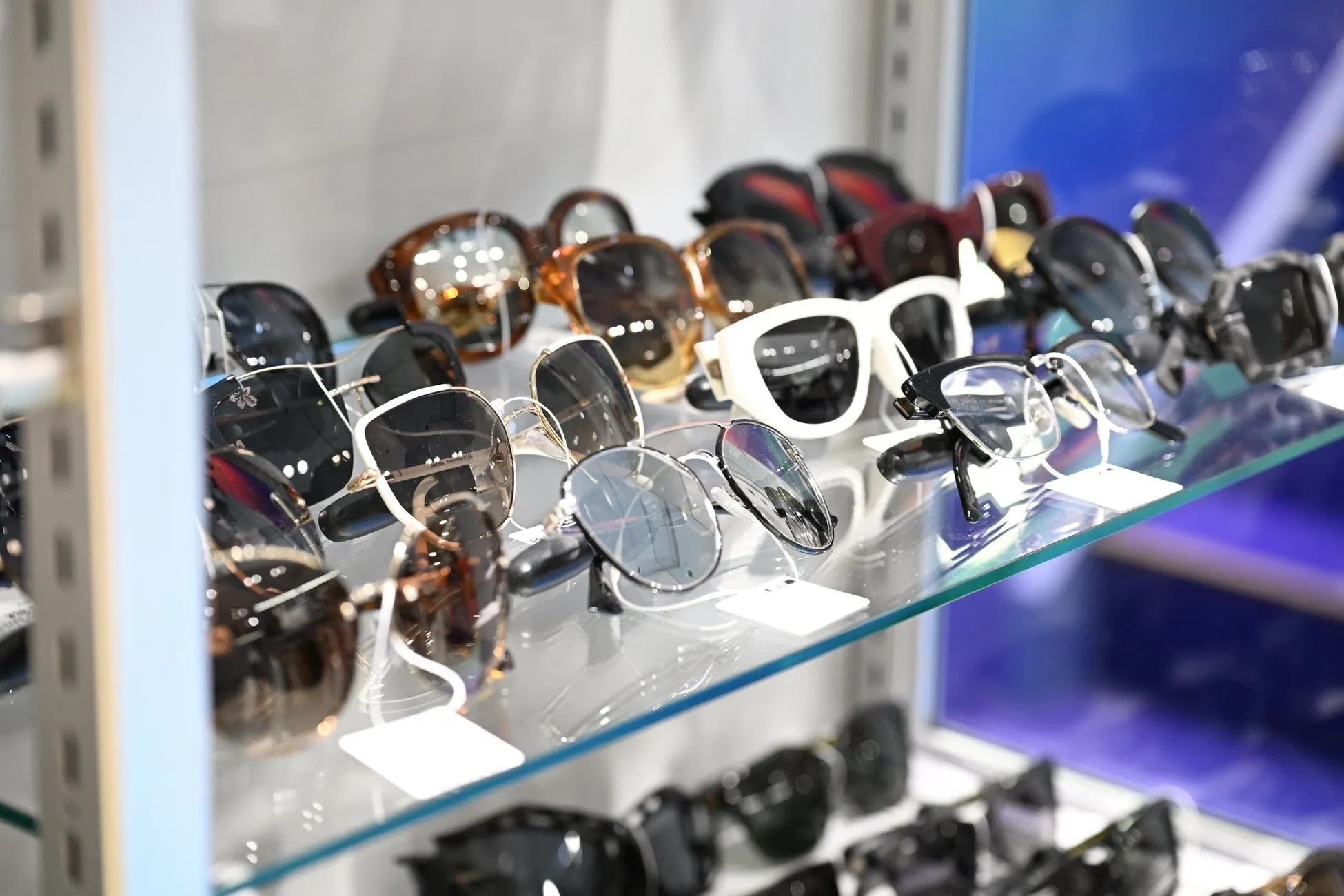 サングラスが陳列された棚の写真。