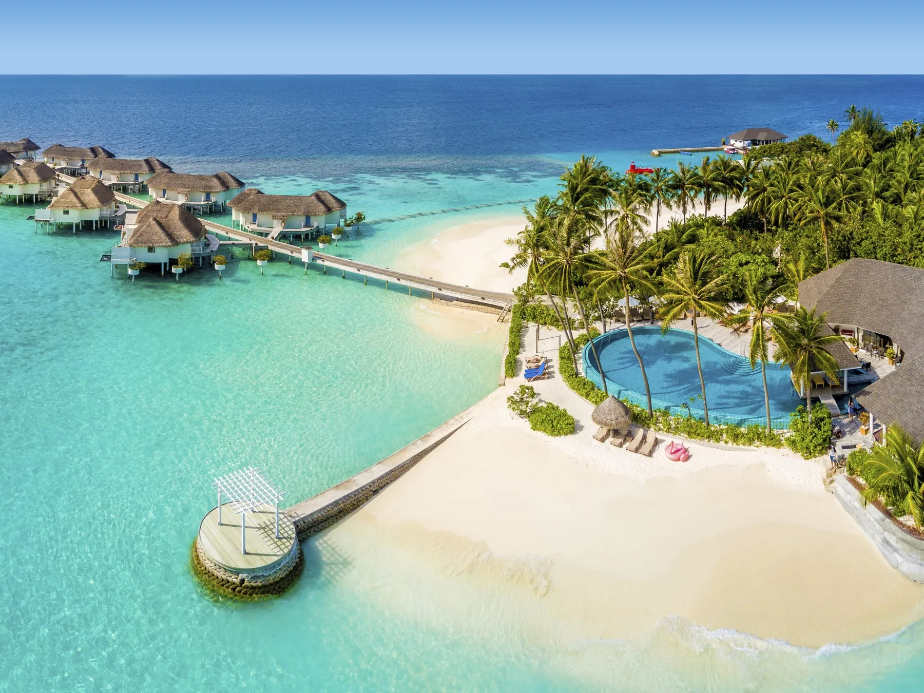 水上コテージとプールのあるリゾート