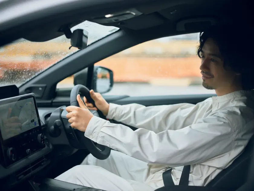 車内で思考を巡らせる斎藤工さん