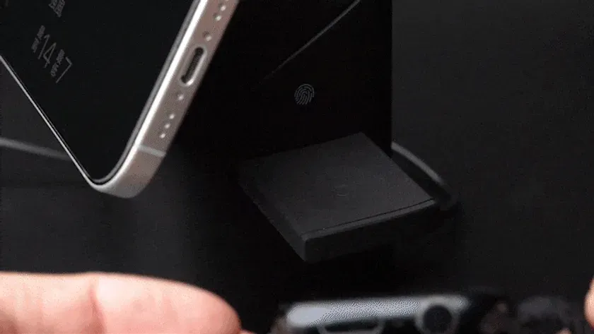 スマートフォンとスマートウォッチを充電する様子