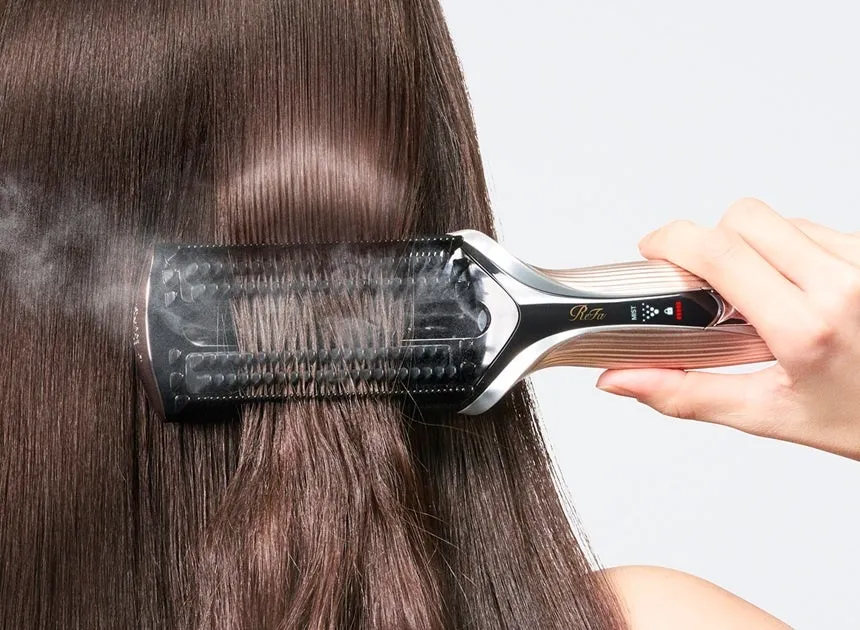 ReFaヘアブラシを使用して髪をスタイリングしている様子。髪はストレートでツヤがあり、ヘアブラシからミストが出ている。