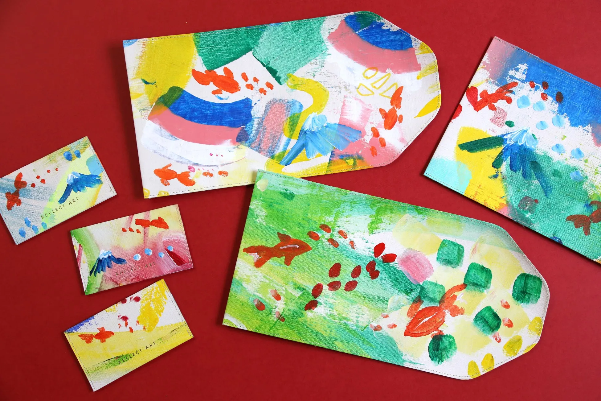 鮮やかな色彩の革製品