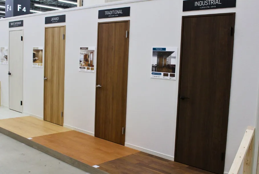 白を基調とした壁に、異なるデザインのドアが展示されている