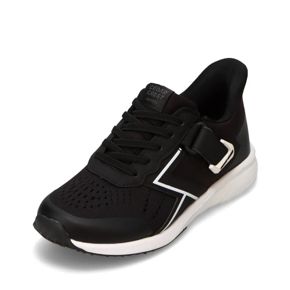 黒色のスニーカーの画像