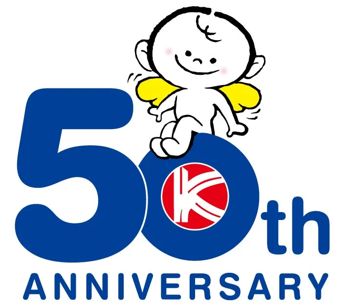 50周年記念のロゴ。青い円の中に赤い円とKの文字があり、その上に天使のようなキャラクターが座っている。