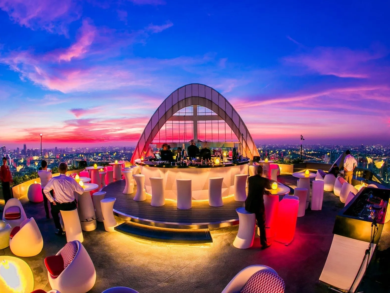 夕焼けに染まる屋上バー