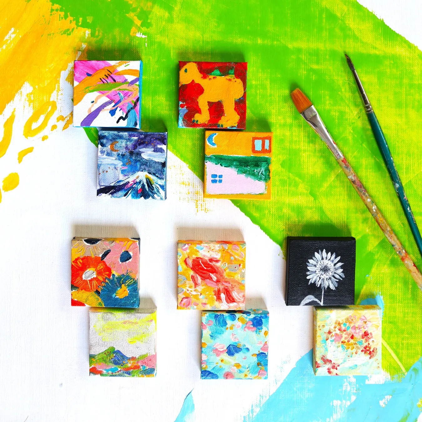 様々な絵が描かれた小さなキャンバス