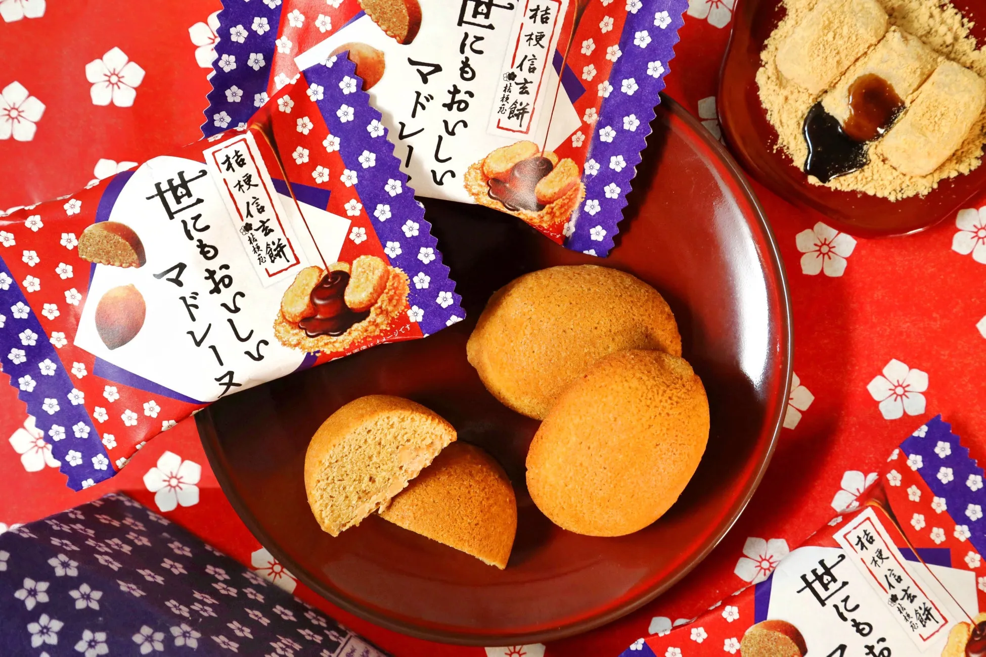 テーブルの上に、桔梗信玄餅のマドレーヌと餅菓子が置かれた写真