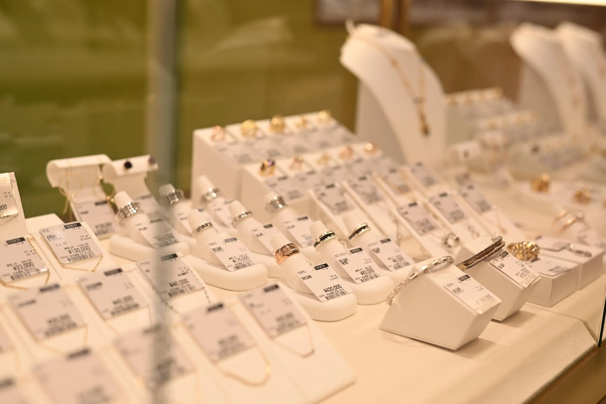 宝石やアクセサリーが美しく陳列されたショーケース。