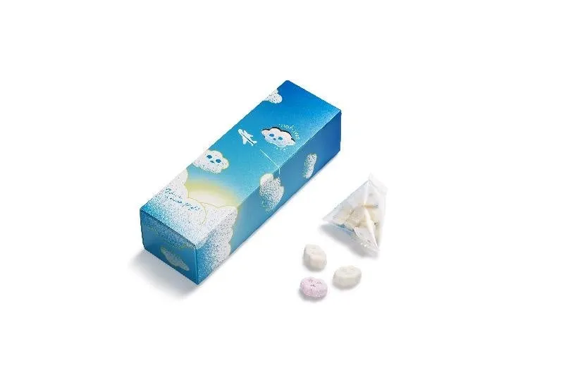 青い空と雲のイラストが描かれた細長い箱に入ったお菓子。箱の横には、個包装されたお菓子と、いくつかのバラバラになったお菓子が置かれています。