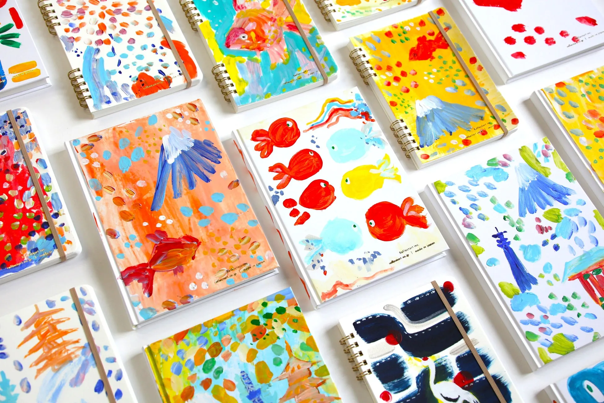 様々な絵が描かれたノート