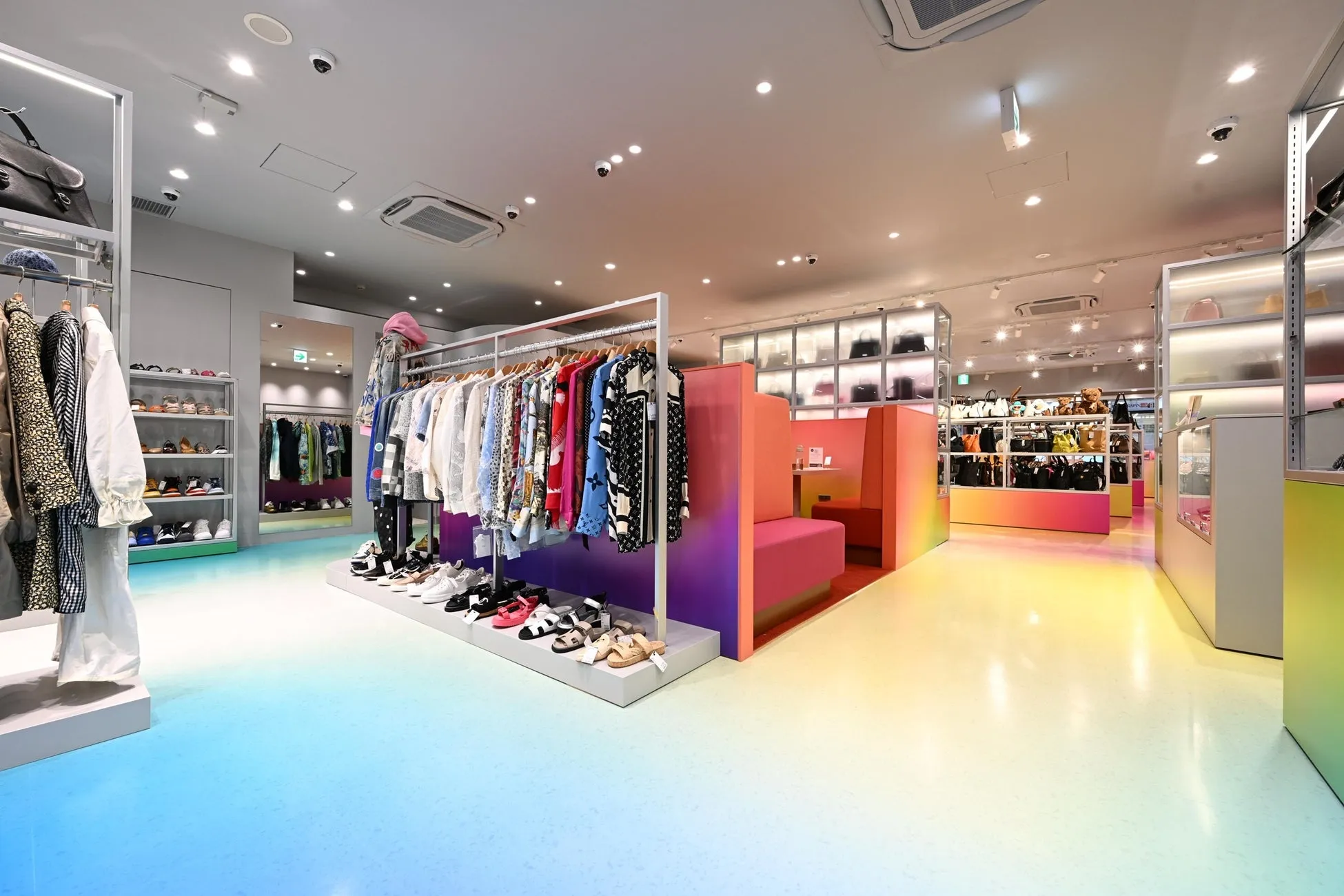 カラフルなグラデーションの床と壁が特徴的な店内の様子。