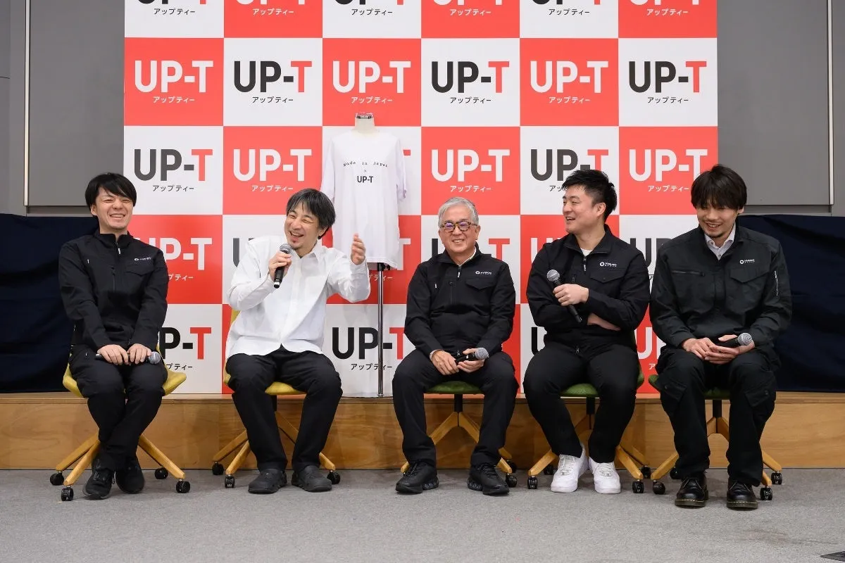 イベントでアパレルの未来について語るUP-T関係者とひろゆき氏