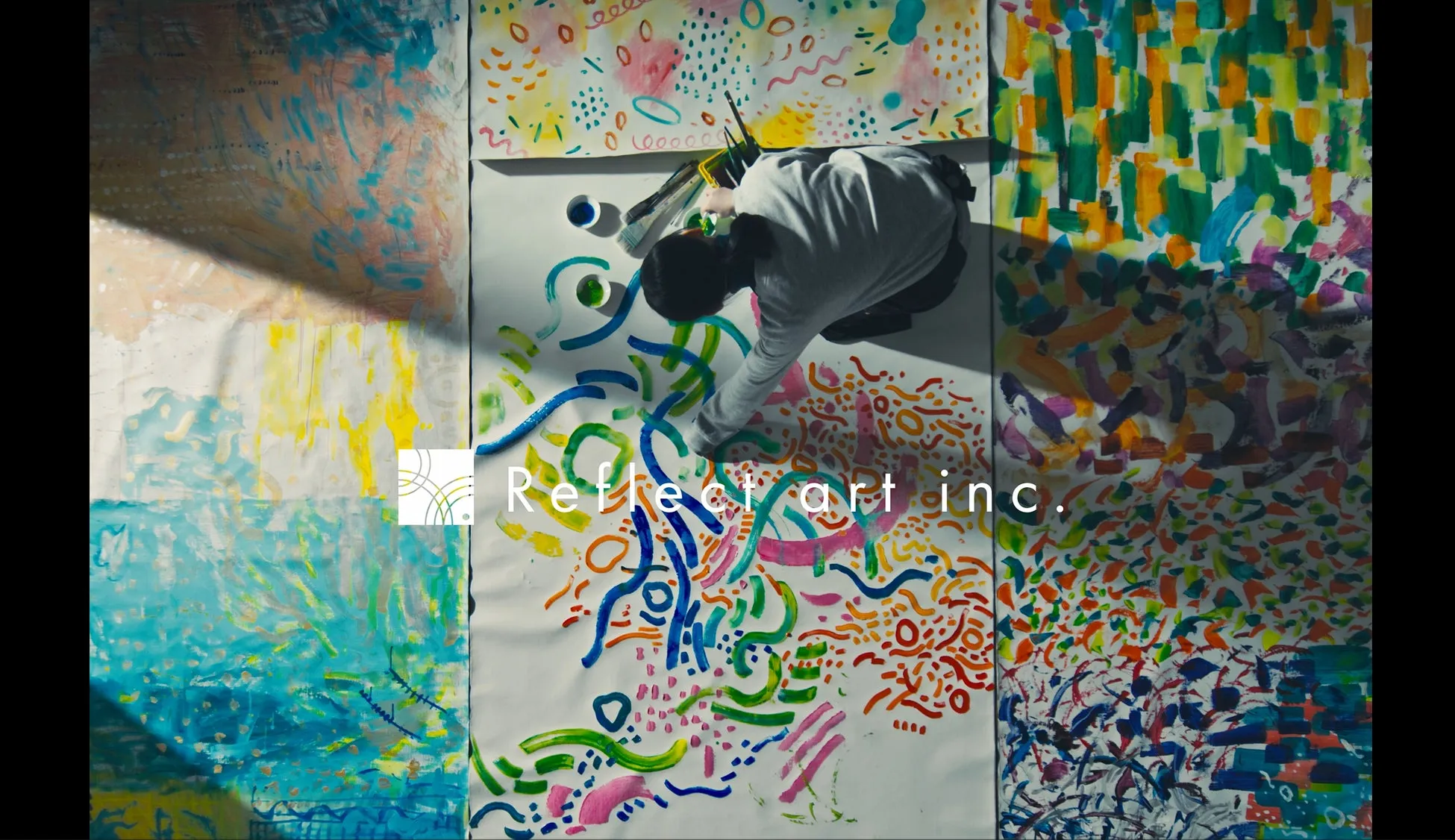 絵を描く画家の様子