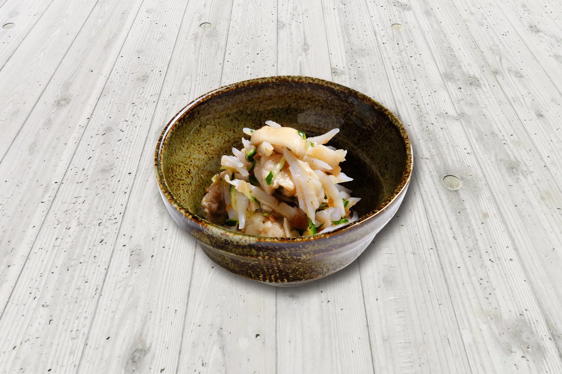 茶色の器に入った料理