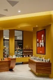 黄色を基調とした洗練された店内の様子